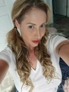 23605545_300.webp