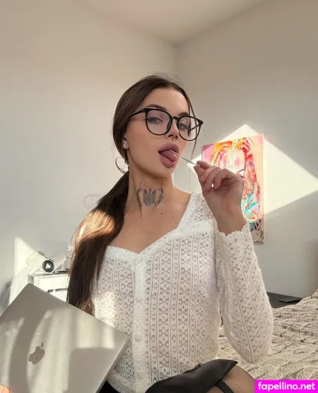 lauraleeee-thumbnail.webp
