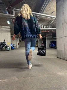 19316104_300.webp