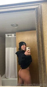 16834880_300.webp
