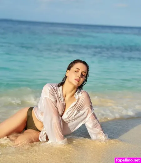 elli-avrram-thumbnail.webp