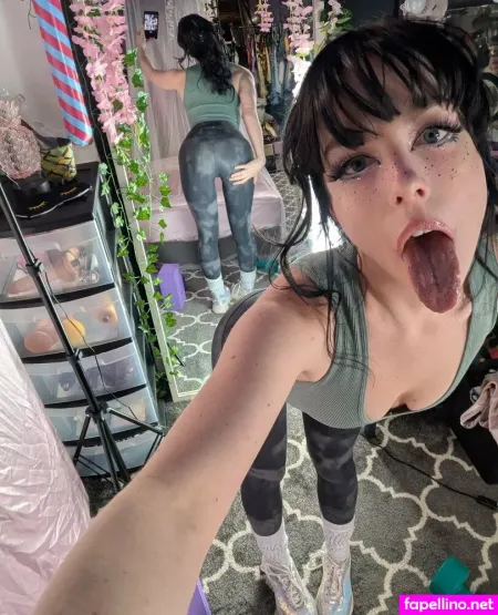 prettypineapplegurl-thumbnail.webp