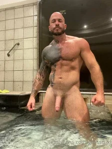 19588836_300.webp