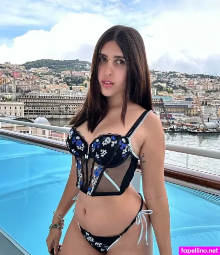 sofia-favela-thumbnail.webp