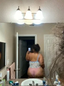 7649256_300.webp