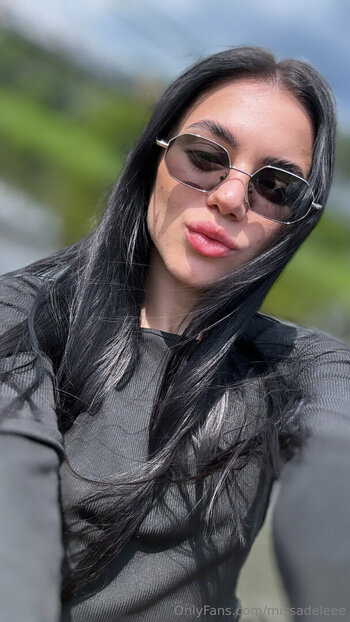 missadeleee_0002_350px.jpg
