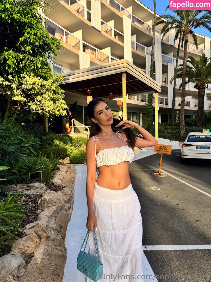 sophieraynetv_0024.jpg