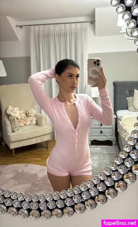 sophieraynetv-thumbnail.webp