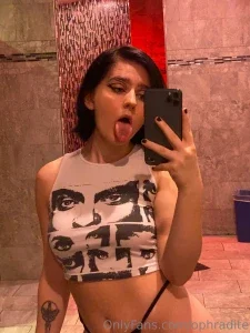 16327264_300.webp