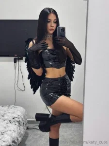 19081630_300.webp