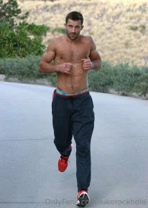 19343785_300.webp