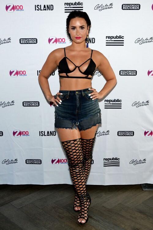 Demi_Lovato_-_pool_07012015__1_.md.jpg